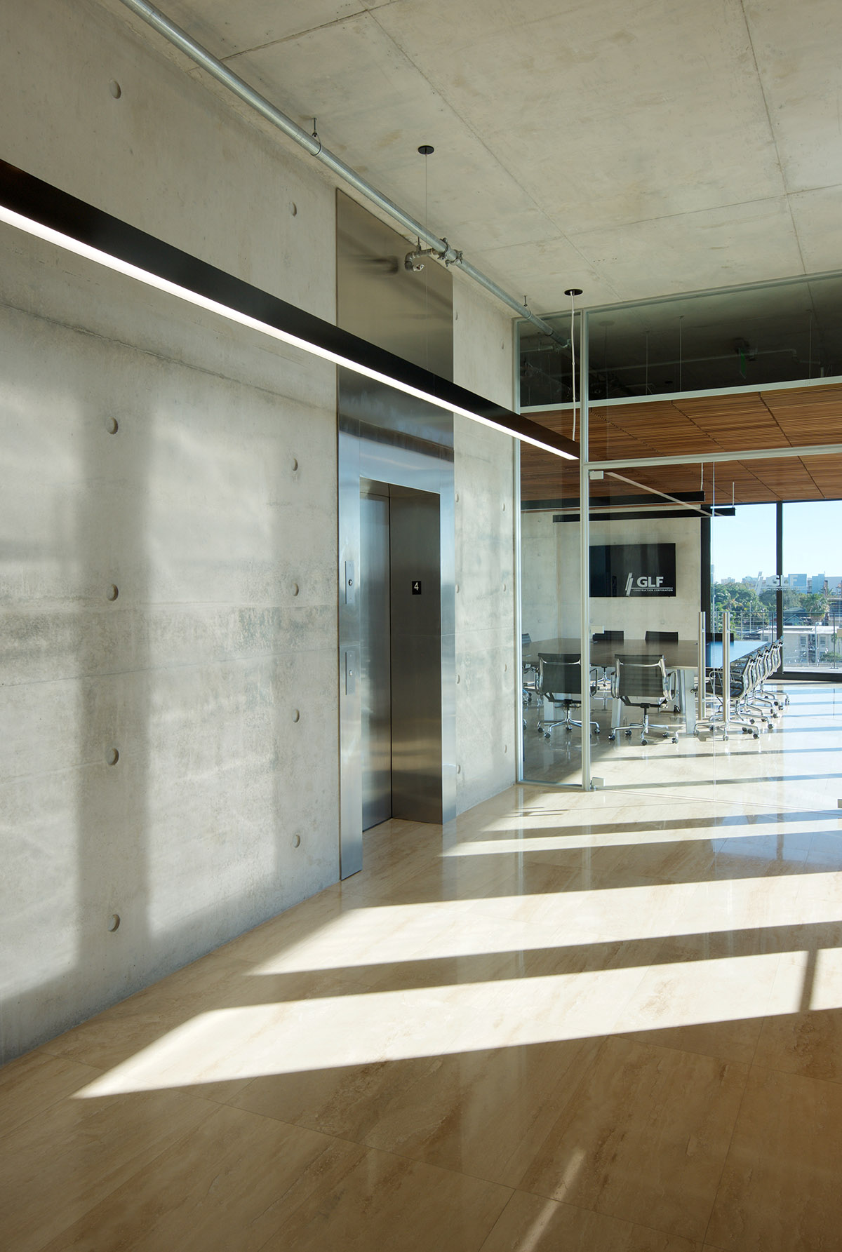 Oppenheim Architecture designs GLF Headquarters with large shifted concrete volumes in Miami river