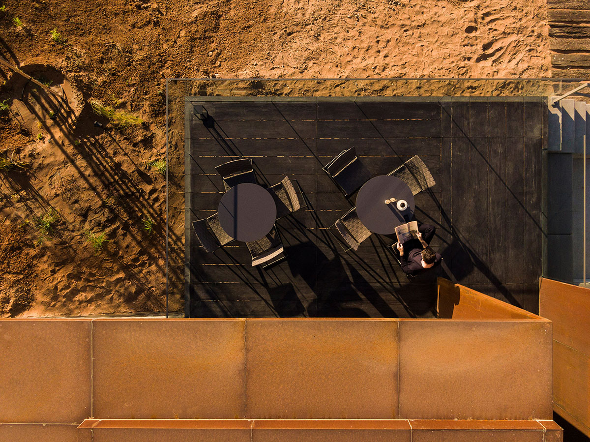 Anarchitect nestles this earth color hotel and spa building into the prehistoric of UAE