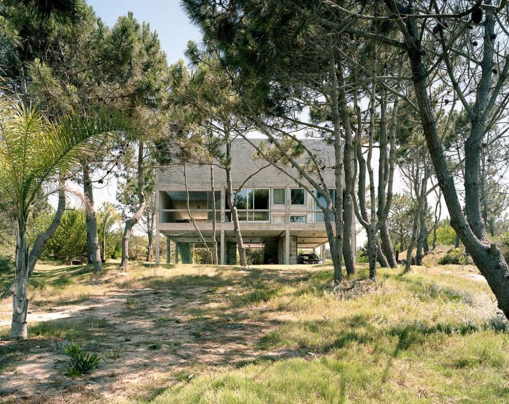 A summer house by Brandlhuber+ uses stacked maisonette units to optimize exposure to the sun in Rocha
