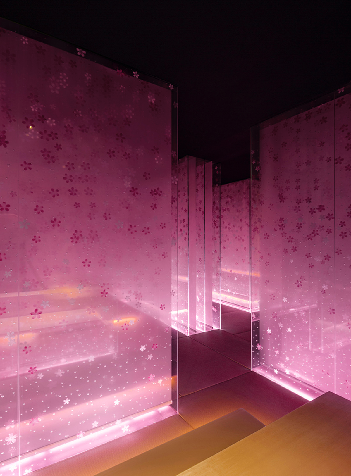 Shanghai Hip-pop Design built a freehand brushwork painting-like restaurant in Shanghai