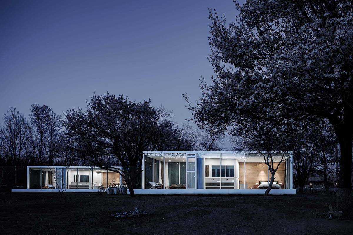 STUDIO QI built a boutique hotel with airy structures in an isolated oasis of Ningxia