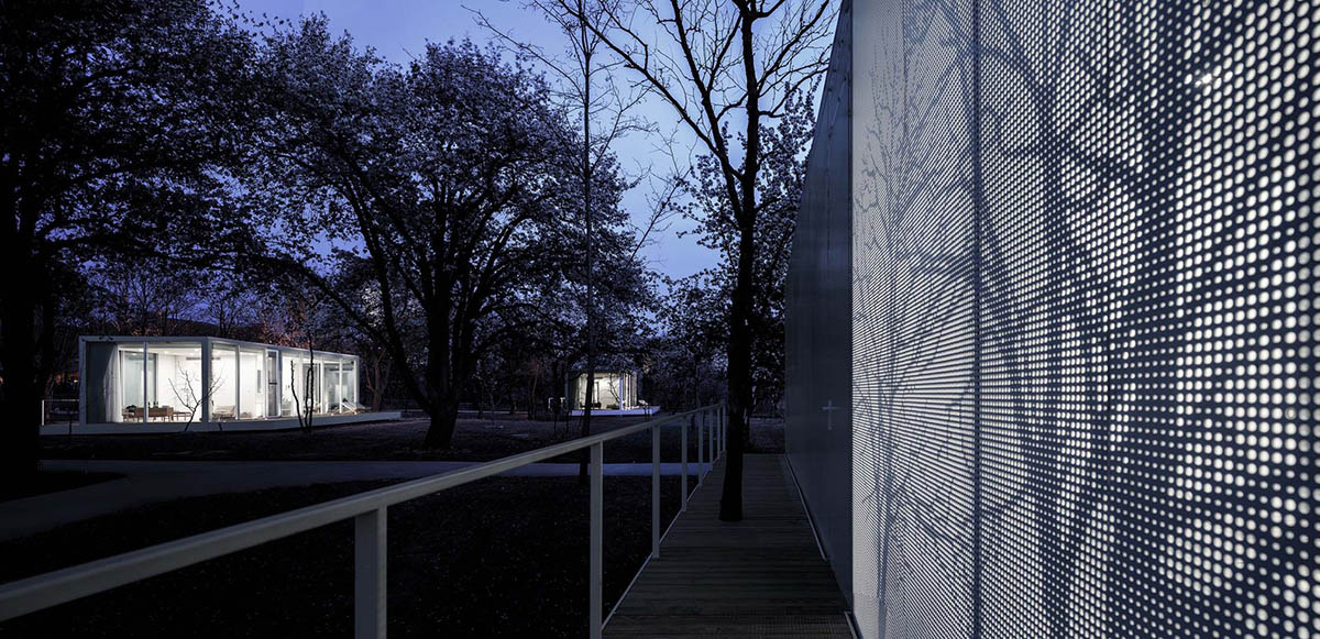 STUDIO QI built a boutique hotel with airy structures in an isolated oasis of Ningxia