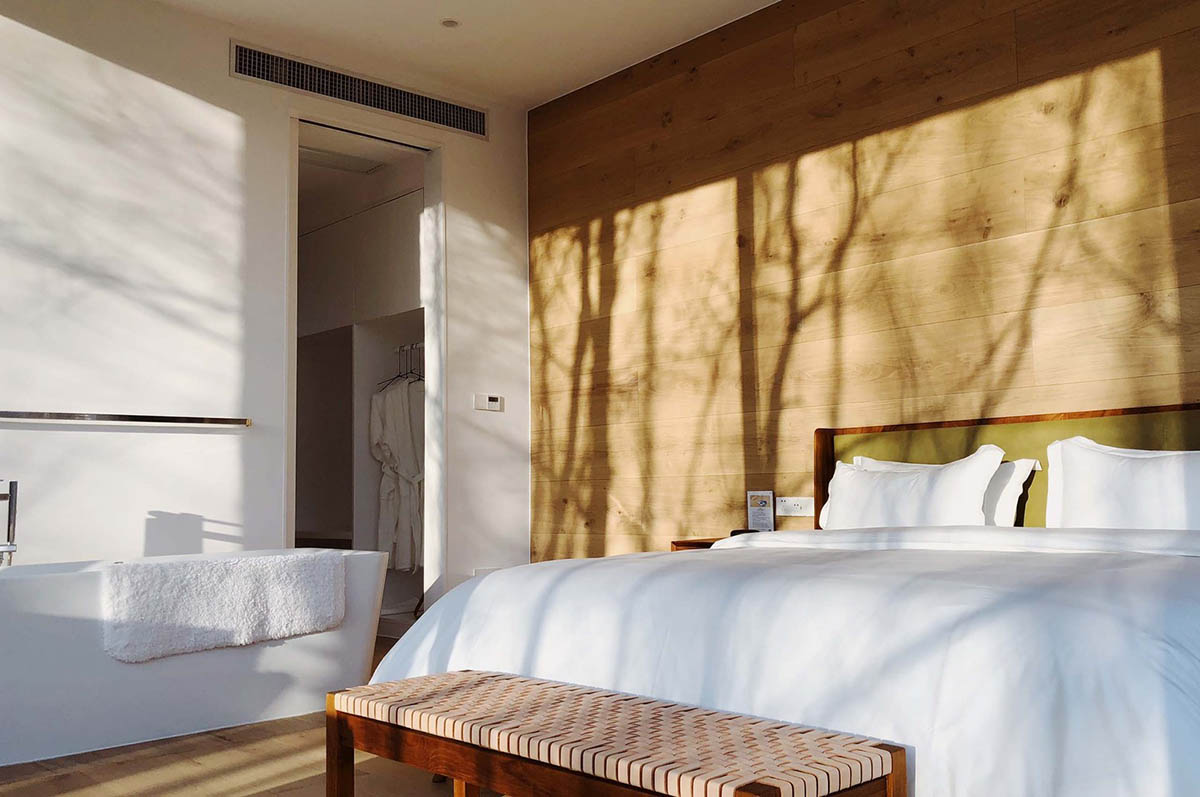 STUDIO QI built a boutique hotel with airy structures in an isolated oasis of Ningxia