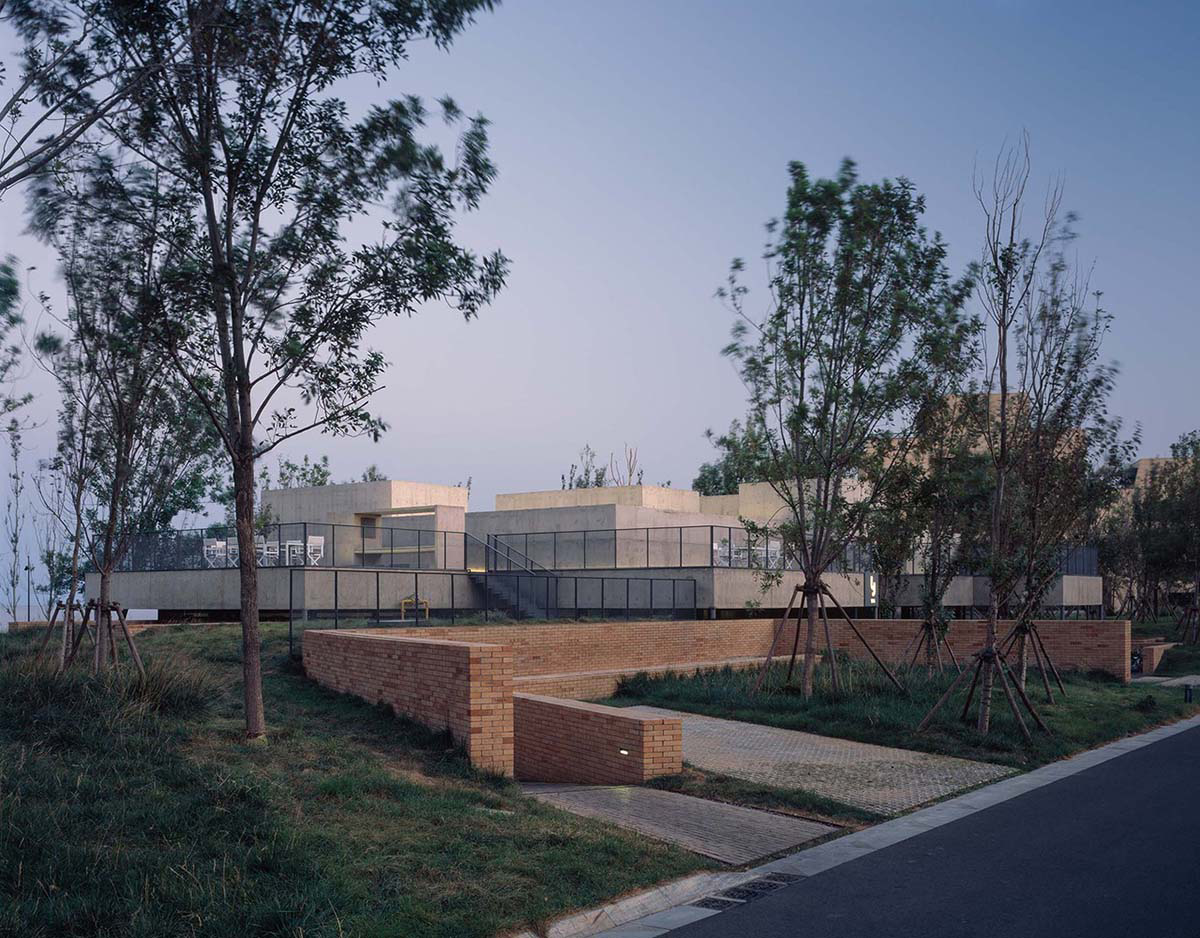 Vector Architects completes restaurant with bold “dispersed” concrete canopies in China