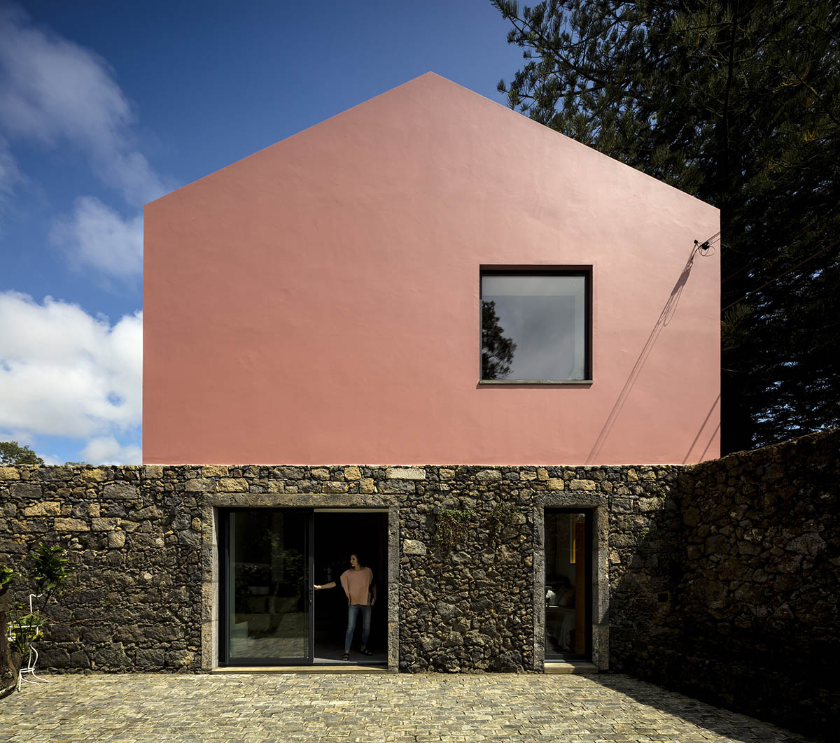 Mezzo Atelier transforms old barn into guesthouses featuring different hues of pink