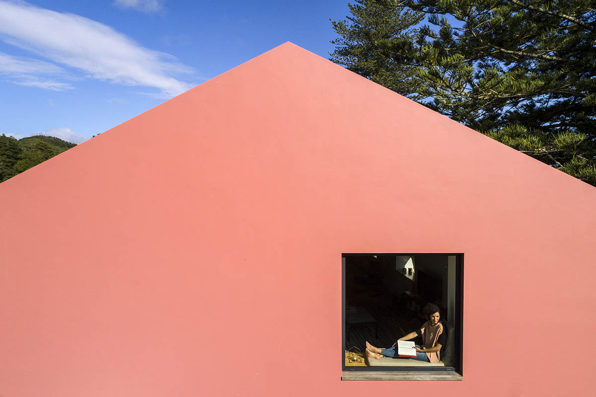 Mezzo Atelier transforms old barn into guesthouses featuring different hues of pink