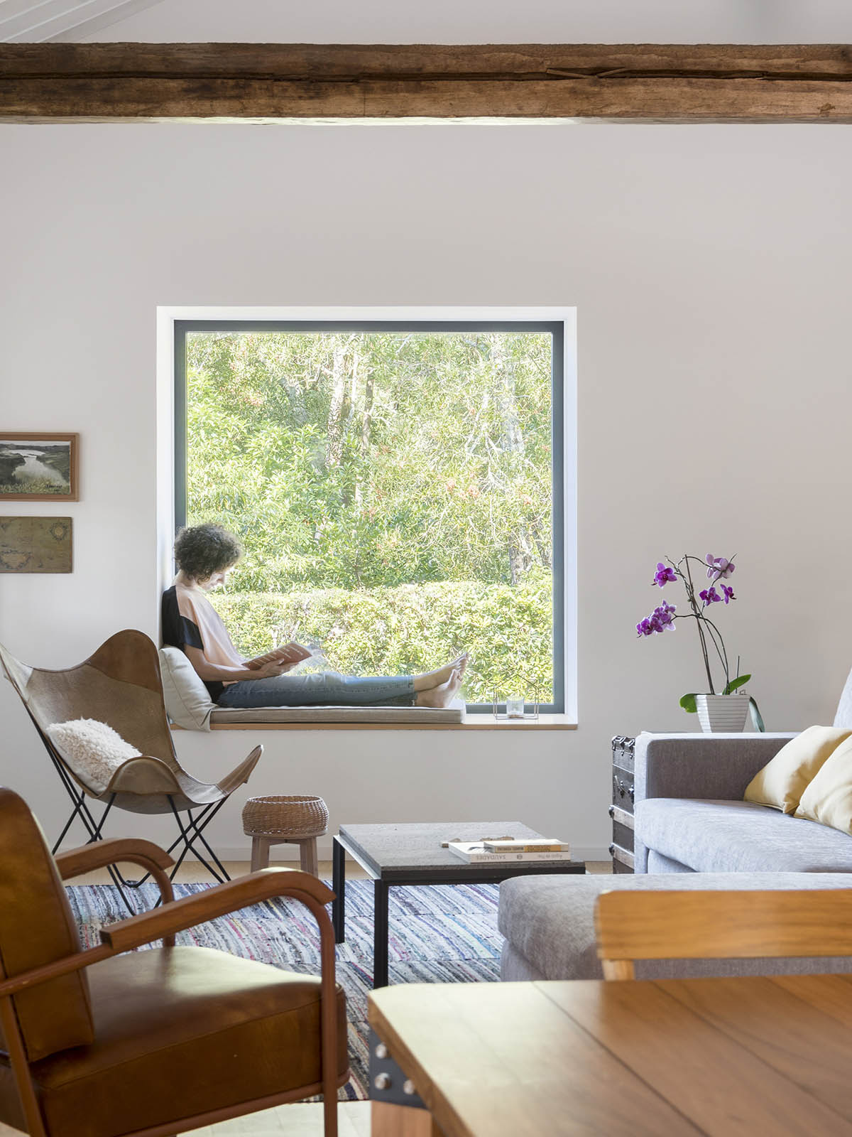 Mezzo Atelier transforms old barn into guesthouses featuring different hues of pink