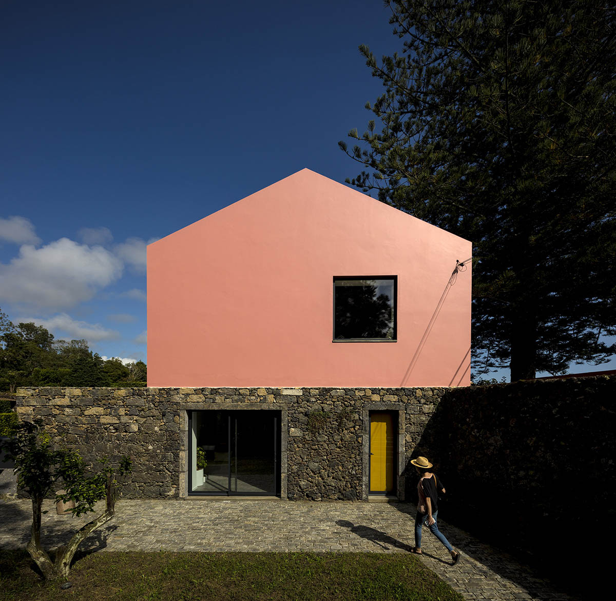 Mezzo Atelier transforms old barn into guesthouses featuring different hues of pink
