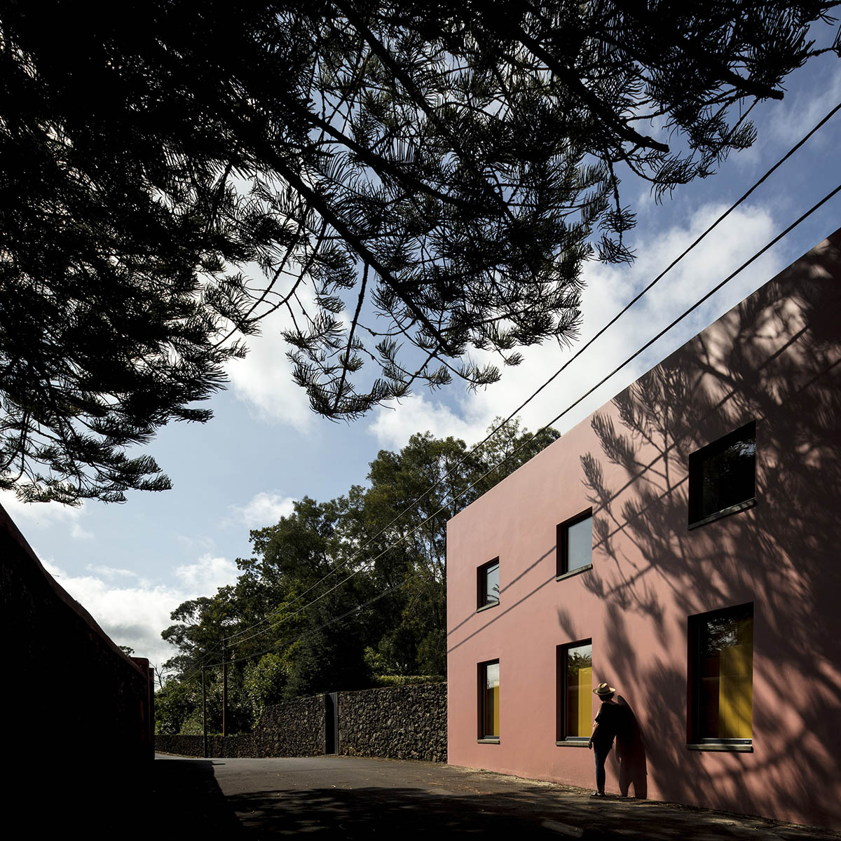 Mezzo Atelier transforms old barn into guesthouses featuring different hues of pink