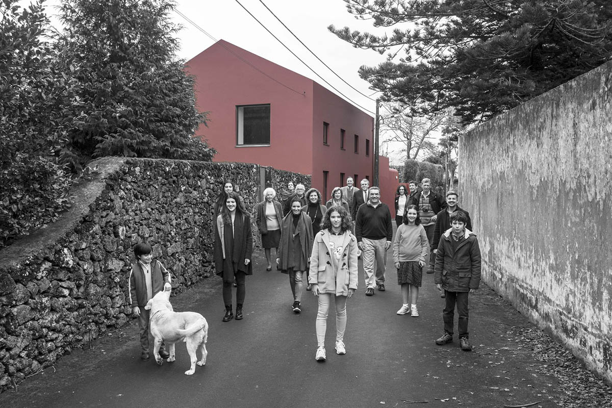 Mezzo Atelier transforms old barn into guesthouses featuring different hues of pink