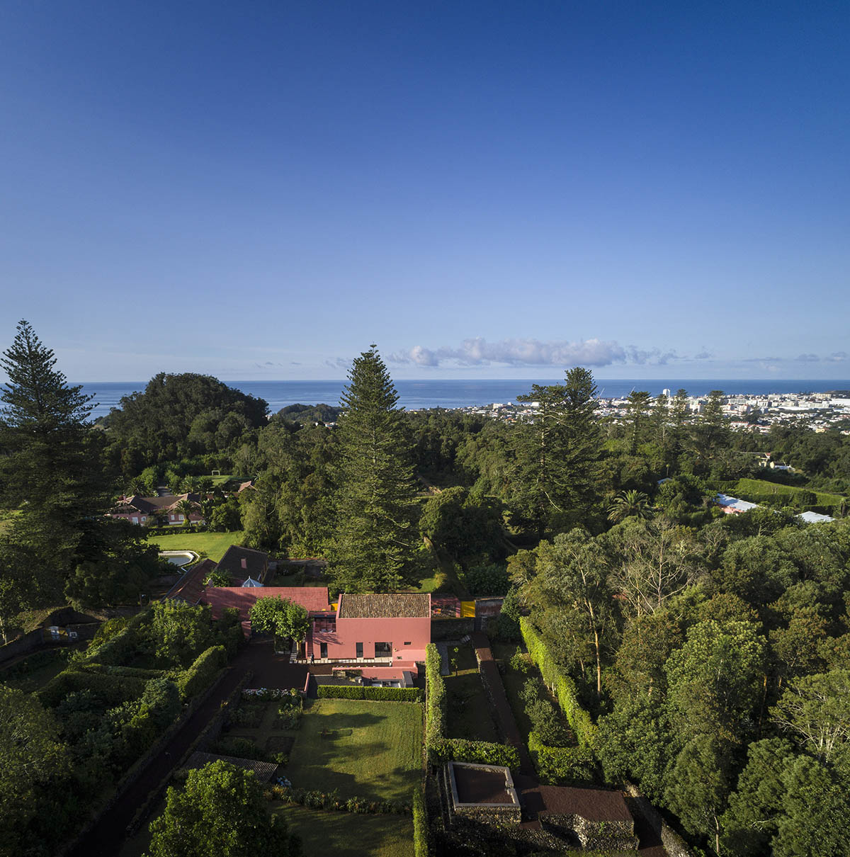 Mezzo Atelier transforms old barn into guesthouses featuring different hues of pink