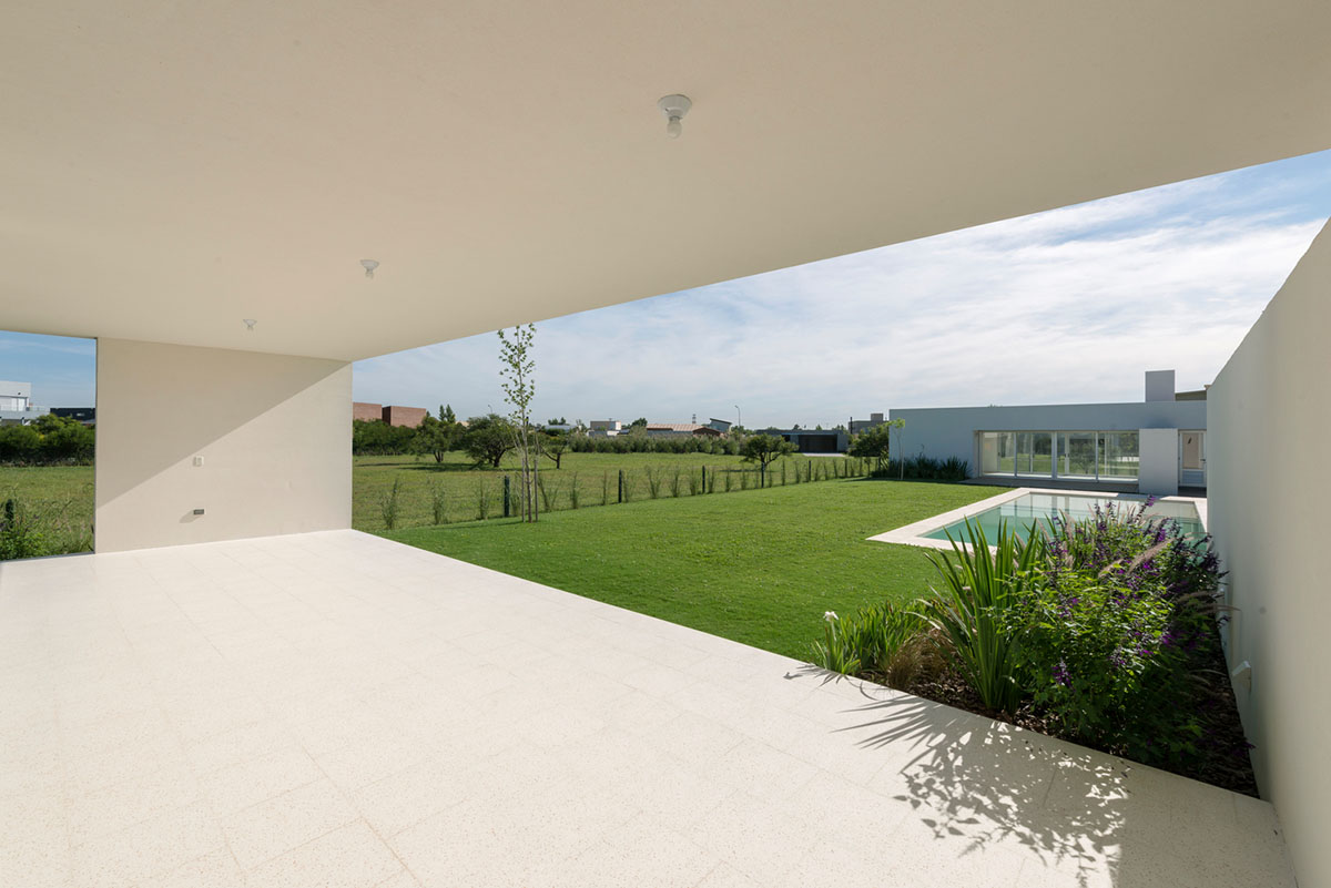 Nicol&aacute;s Campodonico completes Argentinean family house with pure all-white colour masonry volumes