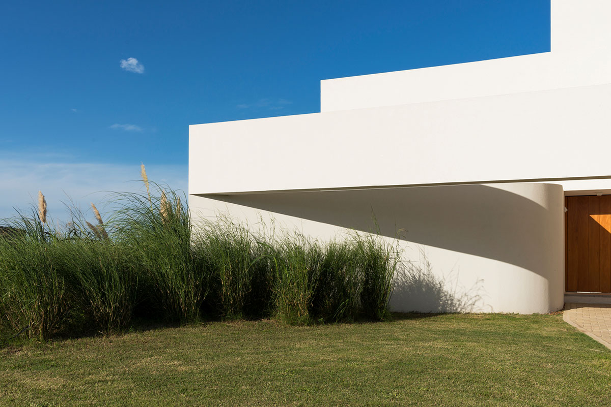 Nicol&aacute;s Campodonico completes Argentinean family house with pure all-white colour masonry volumes