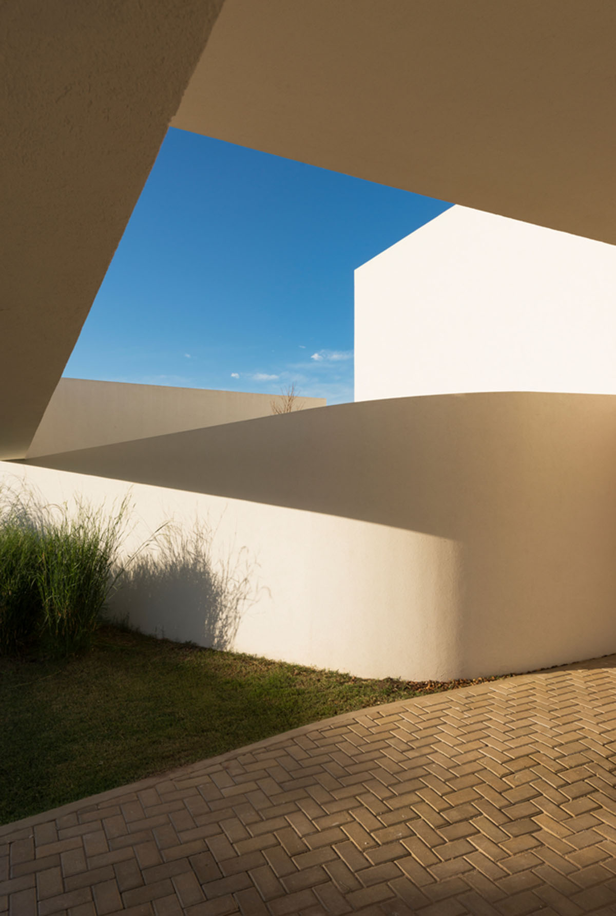 Nicol&aacute;s Campodonico completes Argentinean family house with pure all-white colour masonry volumes