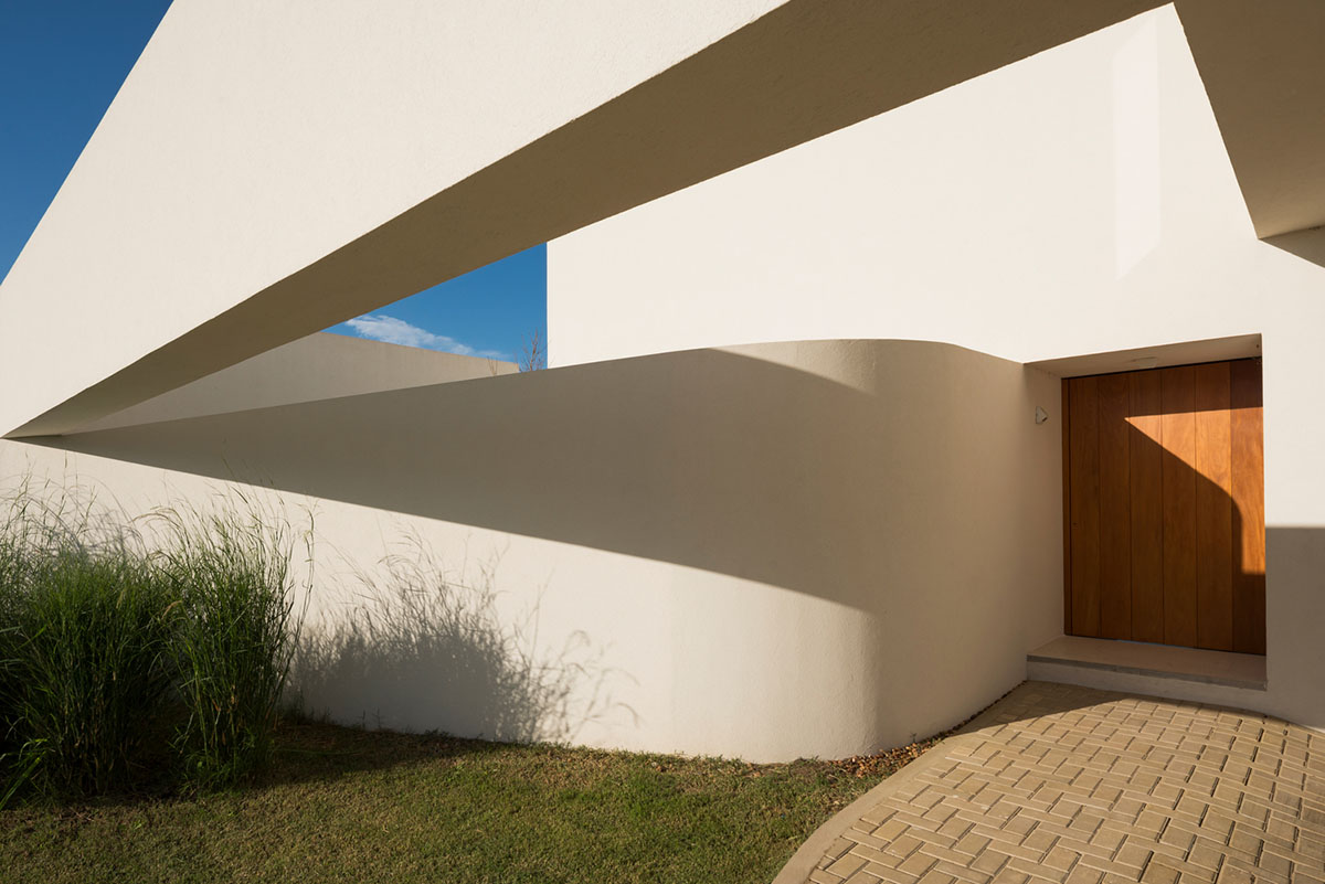 Nicol&aacute;s Campodonico completes Argentinean family house with pure all-white colour masonry volumes