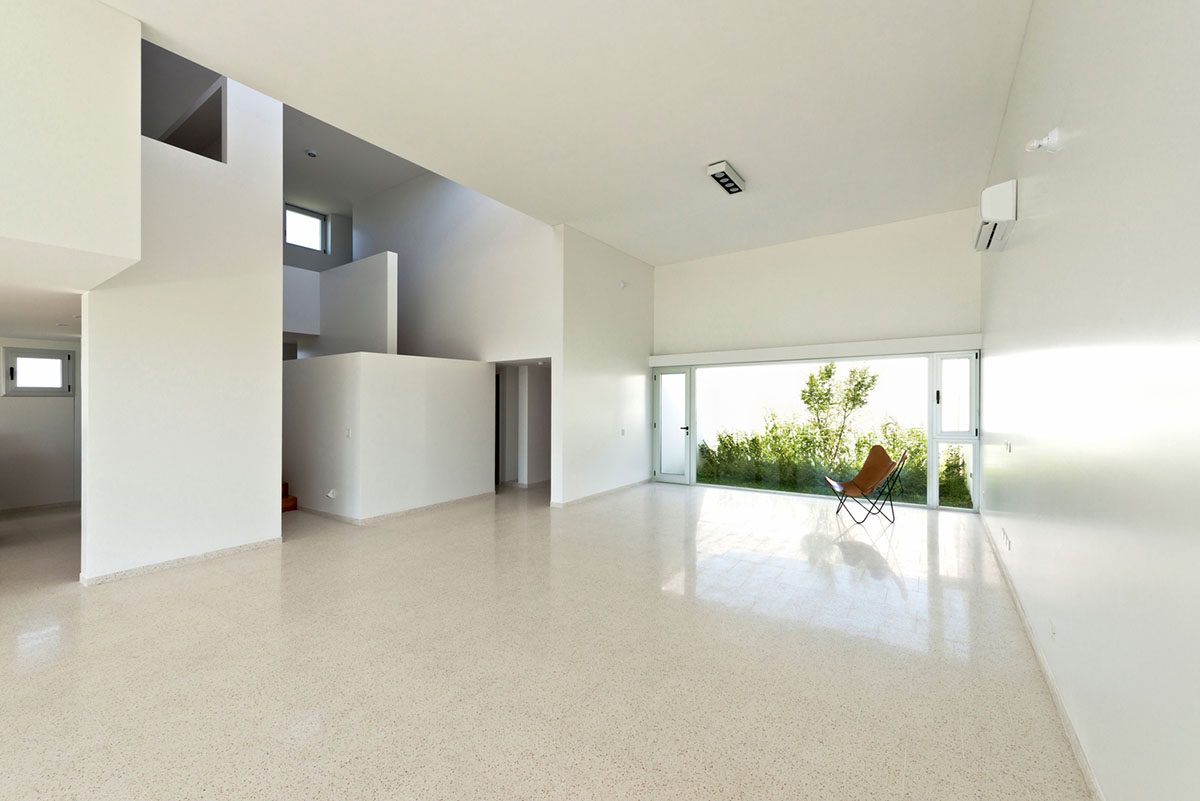 Nicol&aacute;s Campodonico completes Argentinean family house with pure all-white colour masonry volumes