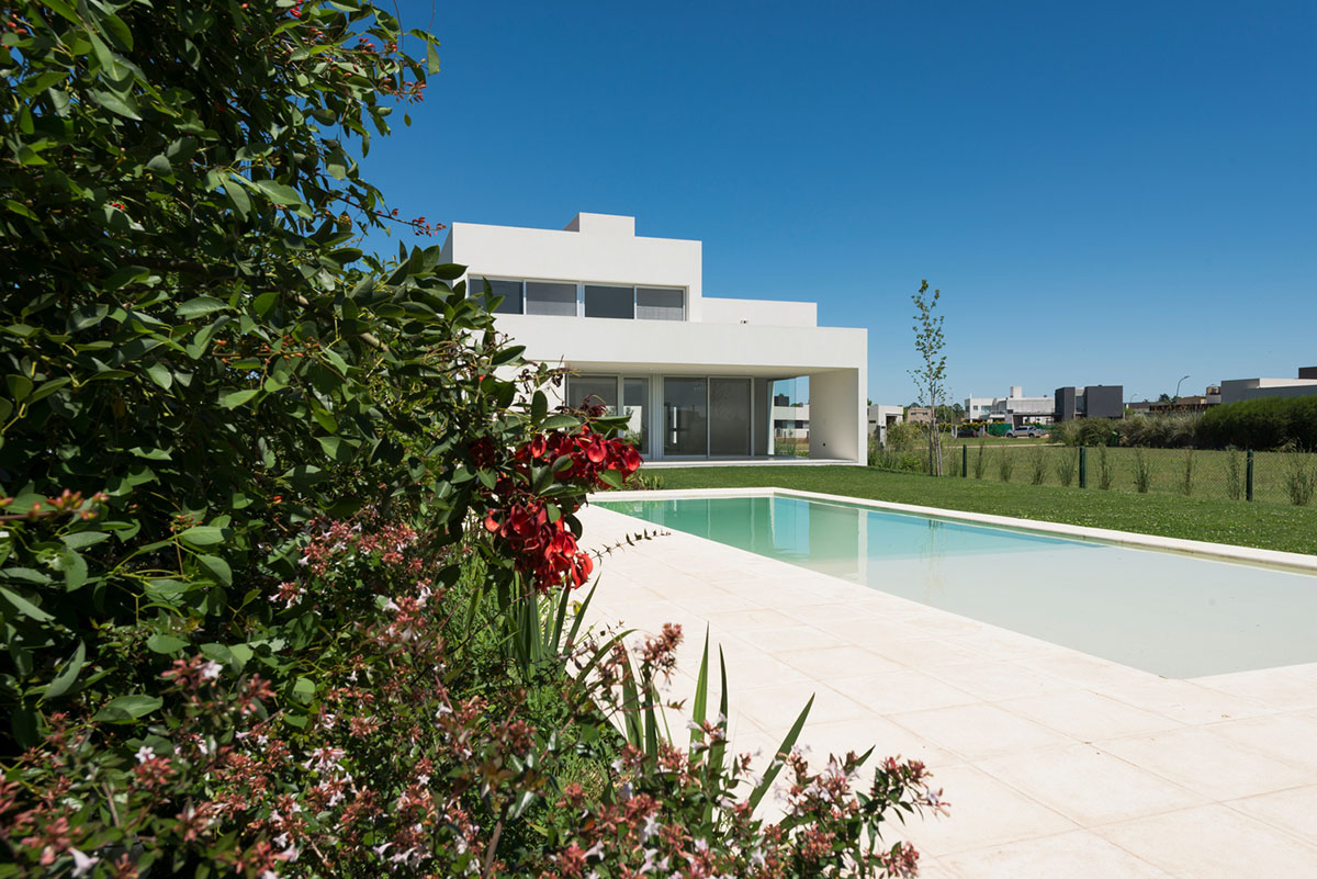 Nicol&aacute;s Campodonico completes Argentinean family house with pure all-white colour masonry volumes