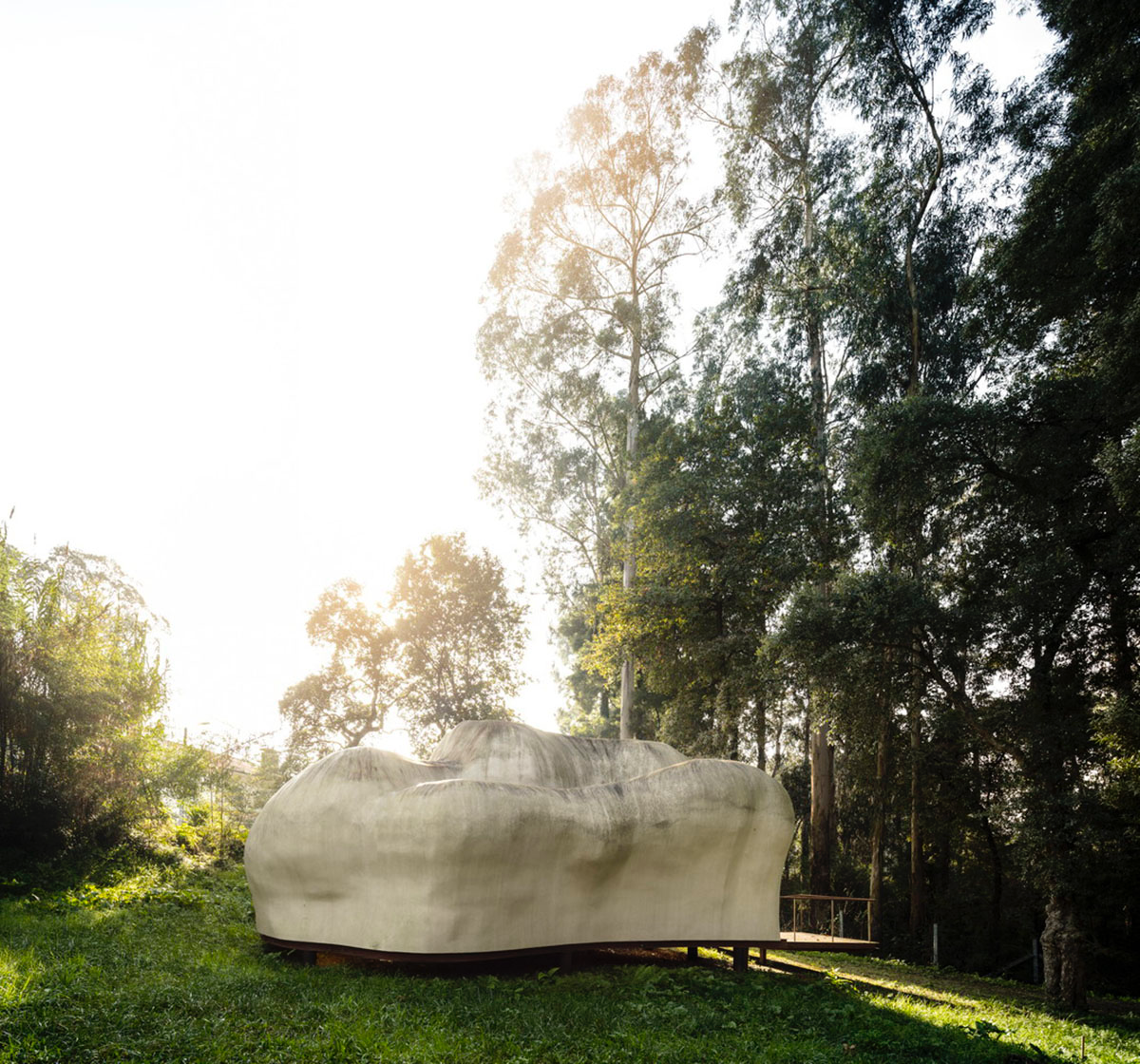 Super small cave-like art gallery by FCC Arquitectura built on lush green in Portugal