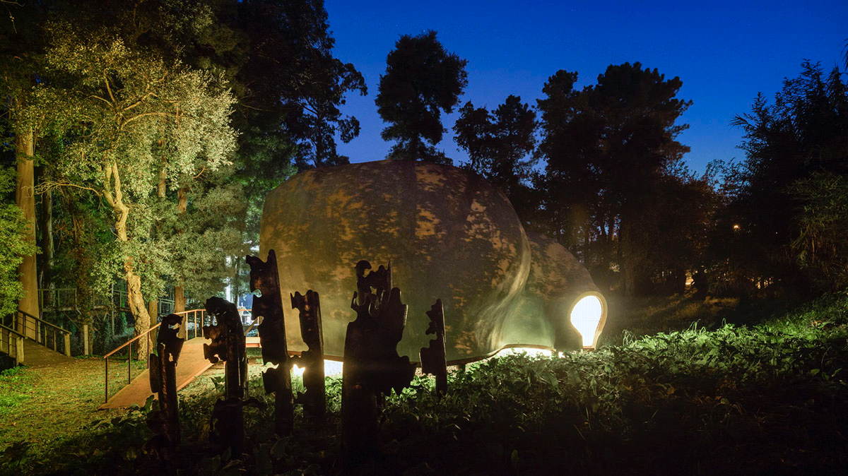 Super small cave-like art gallery by FCC Arquitectura built on lush green in Portugal