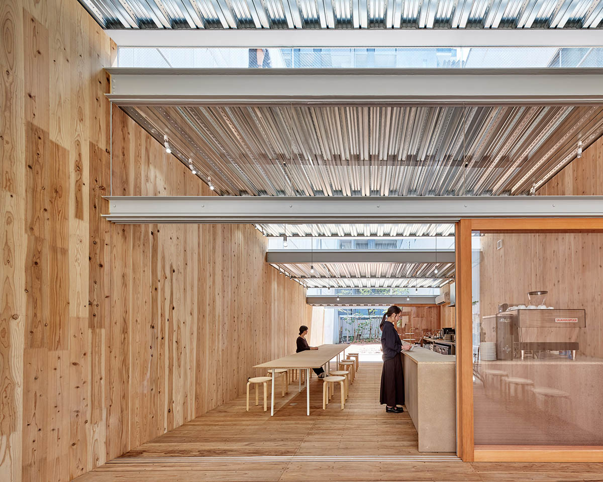 Yabashi Architects built this stepped and simple wooden boxed-cafe in a narrow site in Kyushu