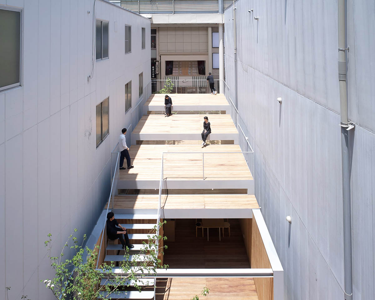 Yabashi Architects built this stepped and simple wooden boxed-cafe in a narrow site in Kyushu