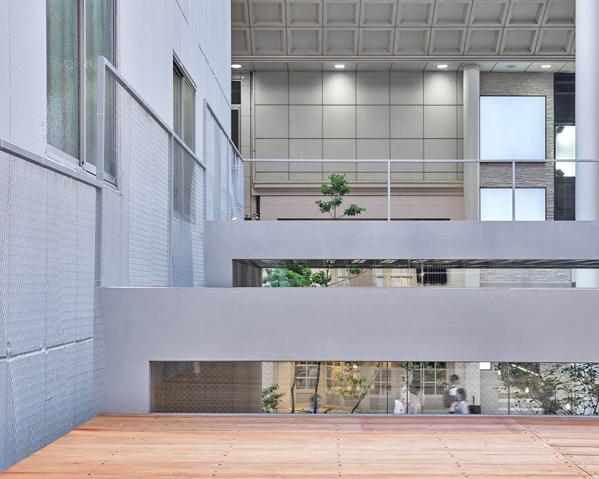 Yabashi Architects built this stepped and simple wooden boxed-cafe in a narrow site in Kyushu