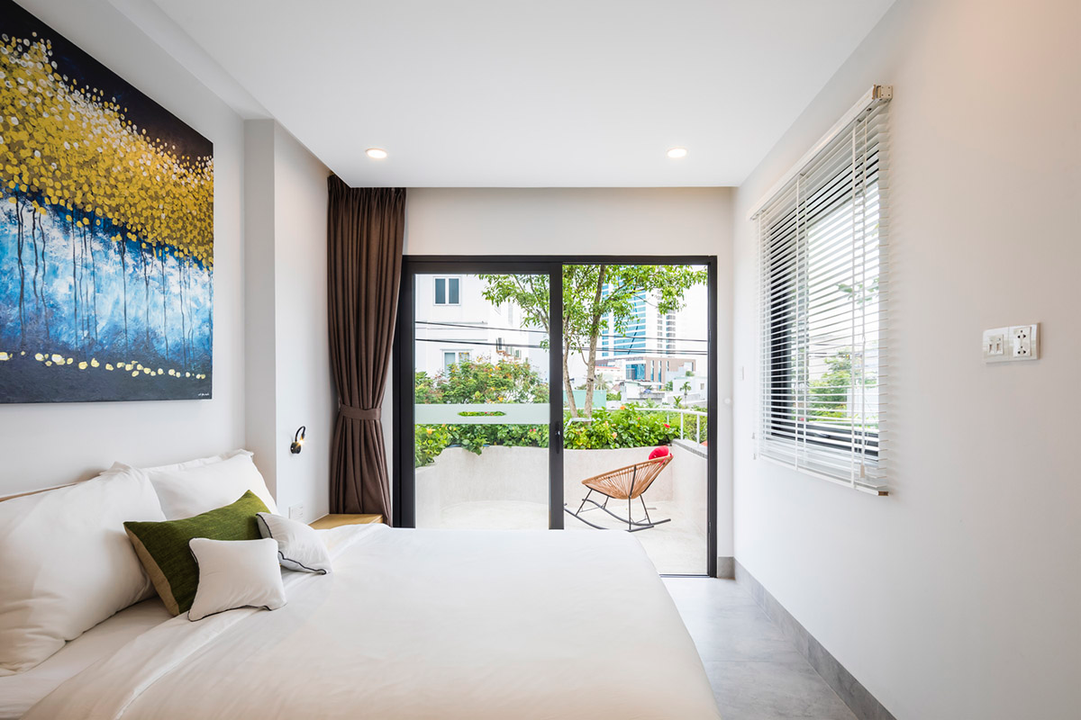 Ho Khue Architects brings jungle life into a terraced apartment building in the Da Nang City, Vietnam