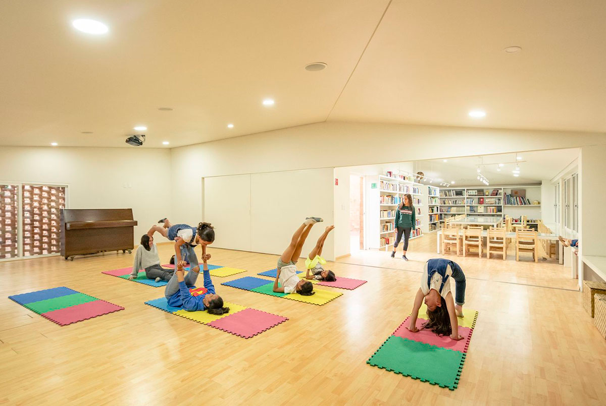 Iván Marín and Doho constructivo complete cultural center made of variations of mud brick walls