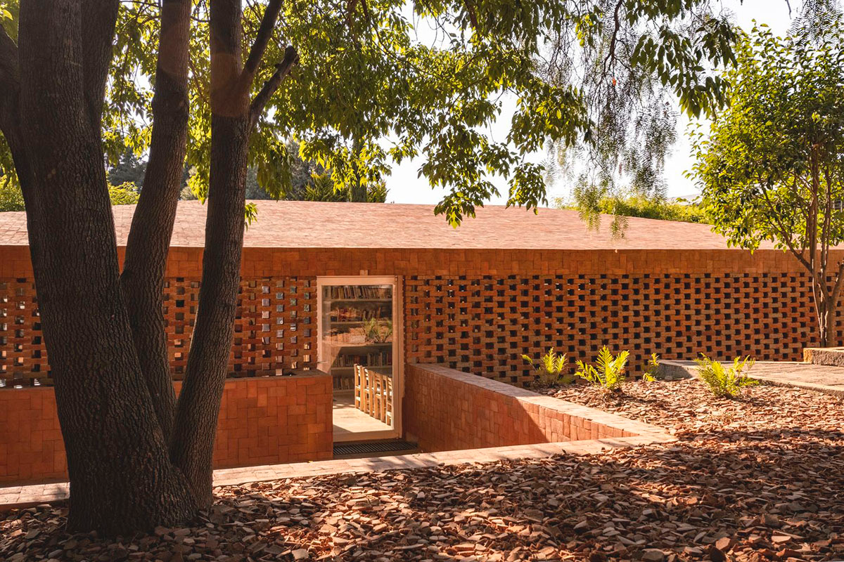 Iván Marín and Doho constructivo complete cultural center made of variations of mud brick walls