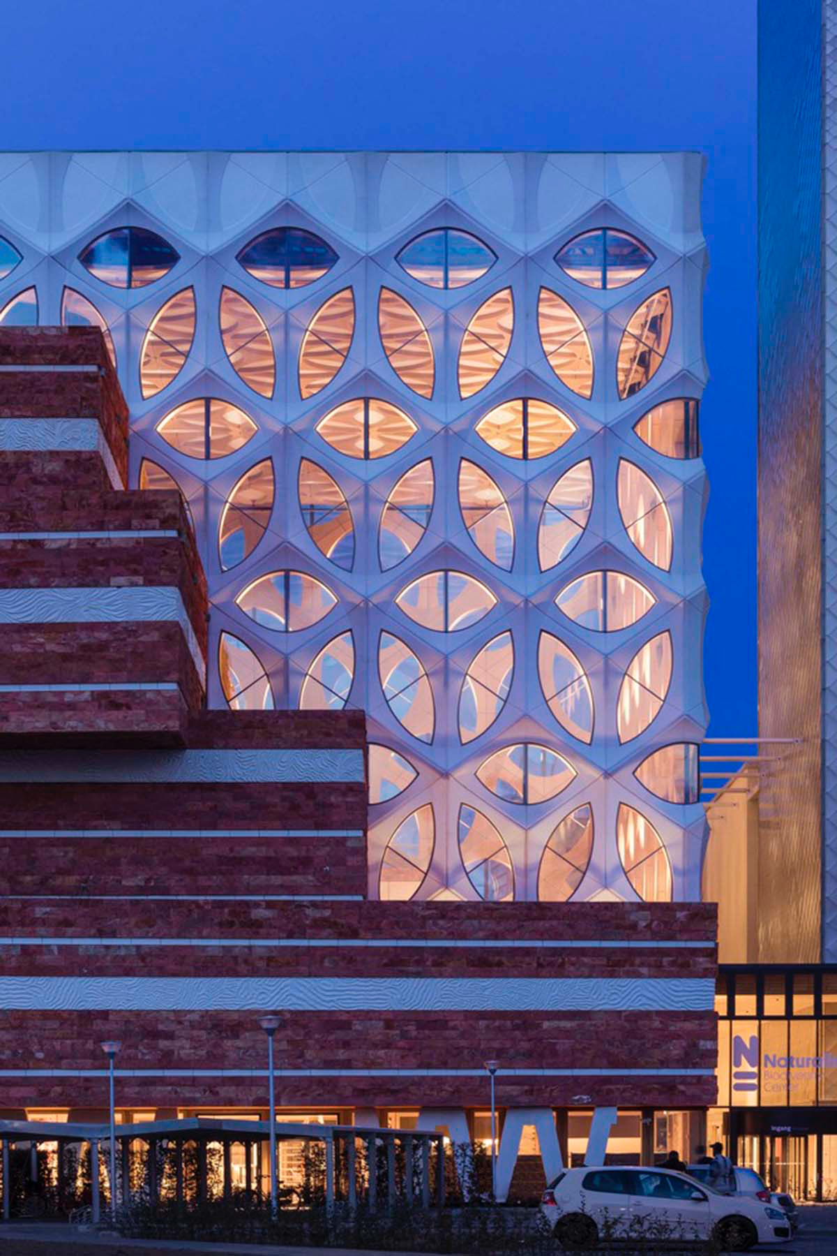 3D concrete patterns are combined with a stack of stone layers for research center in The Netherlands