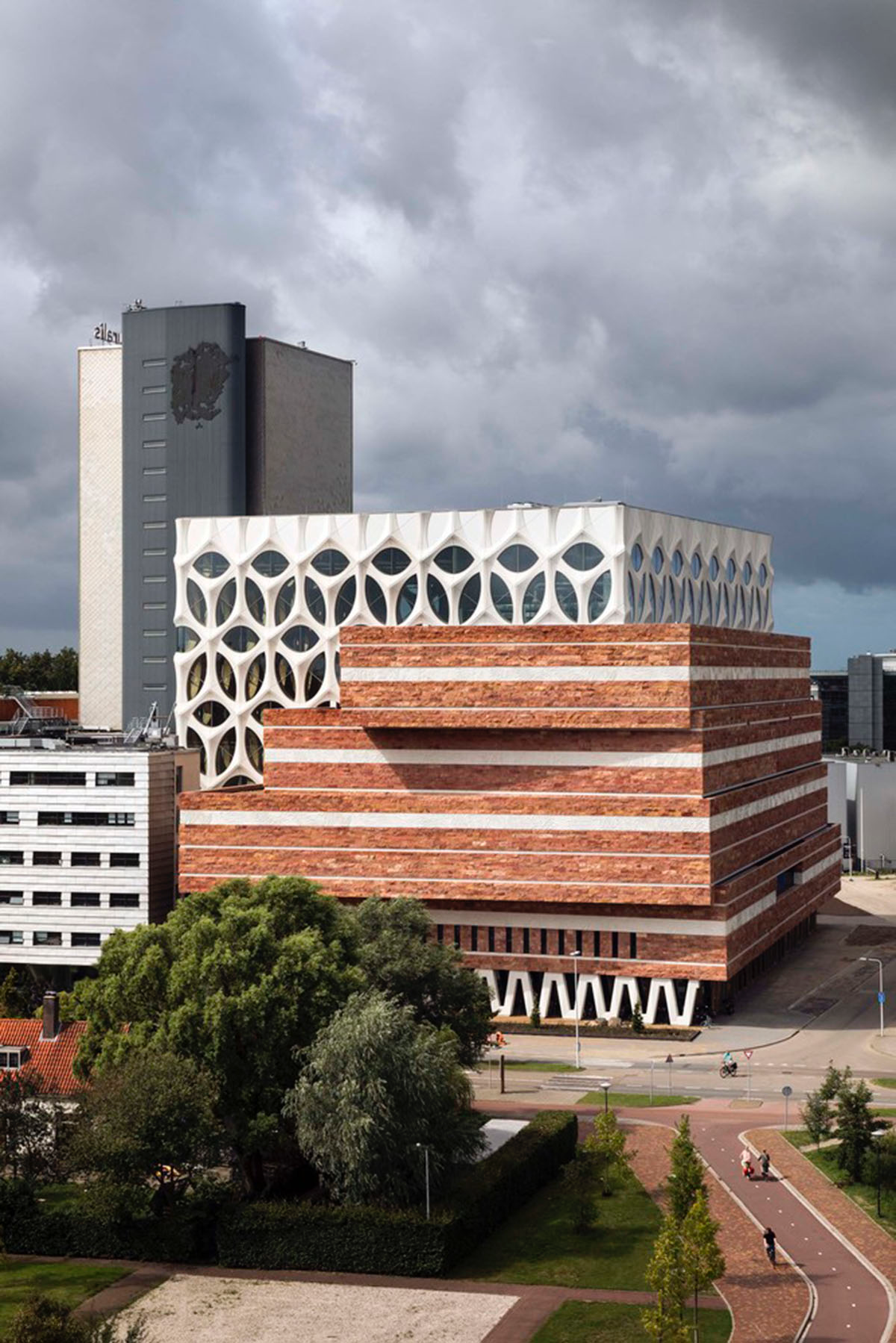 3D concrete patterns are combined with a stack of stone layers for research center in The Netherlands