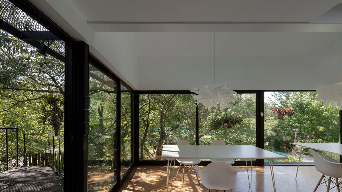This black metal tree house by Paschetta Cavallero Arquitectos disappears between the treetops