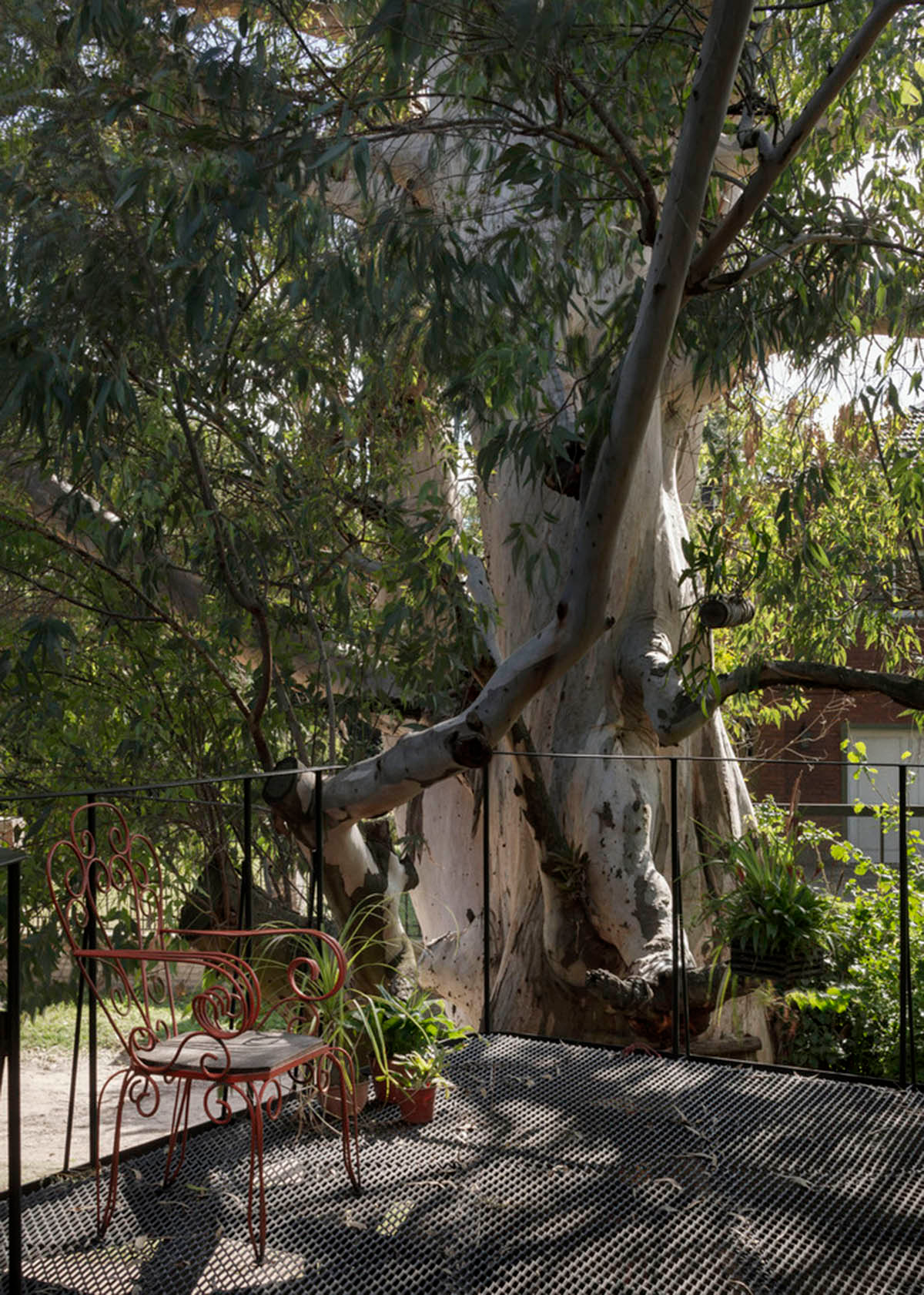 This black metal tree house by Paschetta Cavallero Arquitectos disappears between the treetops