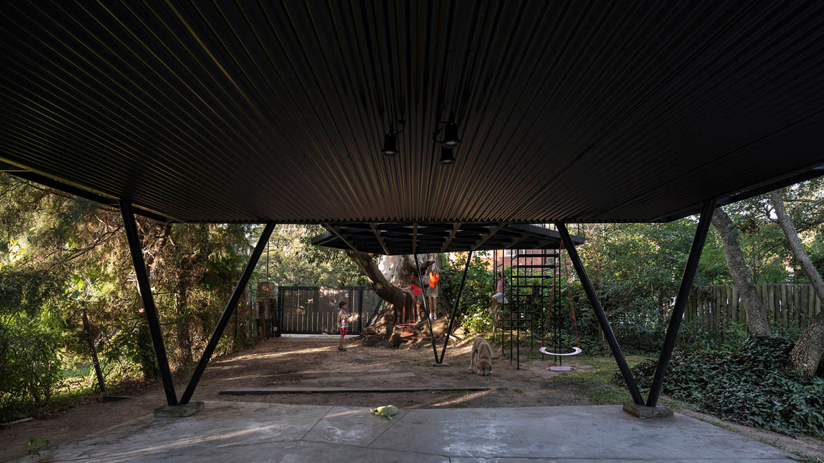 This black metal tree house by Paschetta Cavallero Arquitectos disappears between the treetops