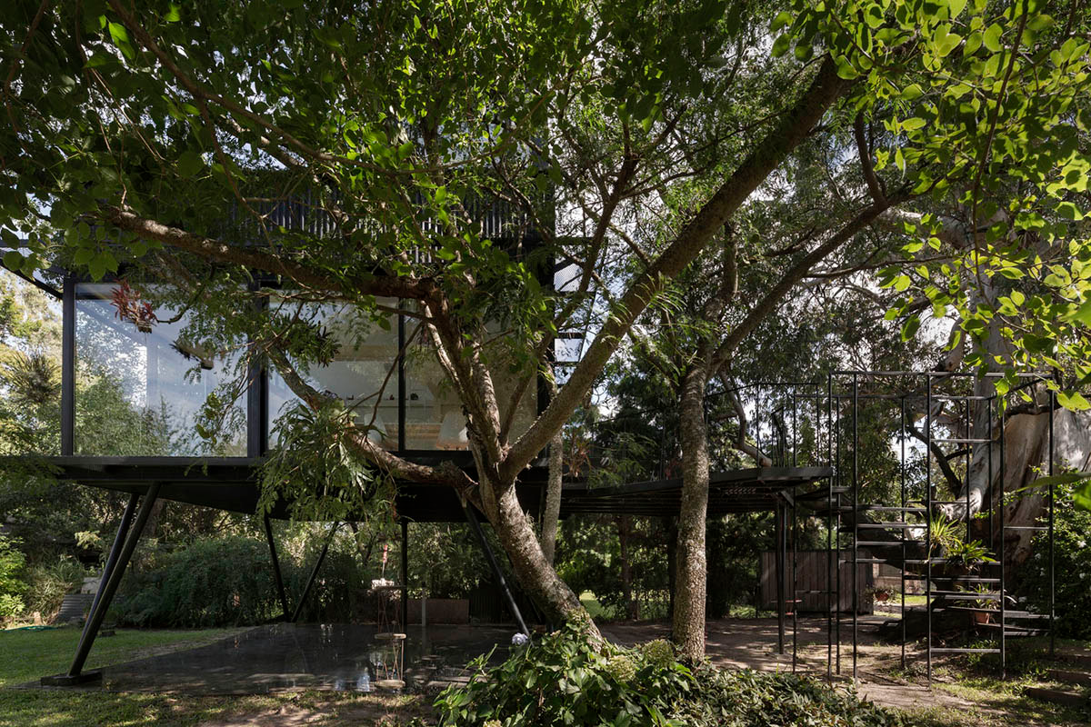 This black metal tree house by Paschetta Cavallero Arquitectos disappears between the treetops