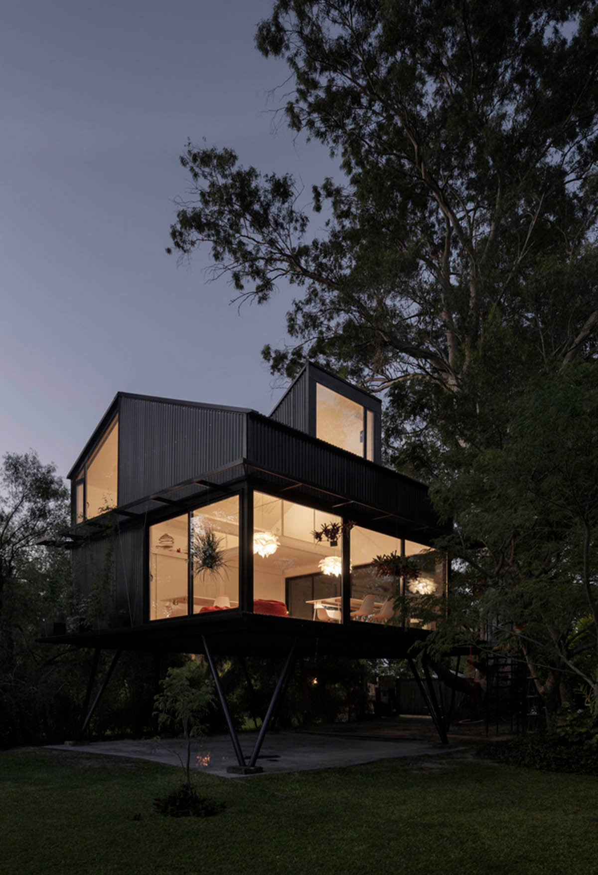 This black metal tree house by Paschetta Cavallero Arquitectos disappears between the treetops