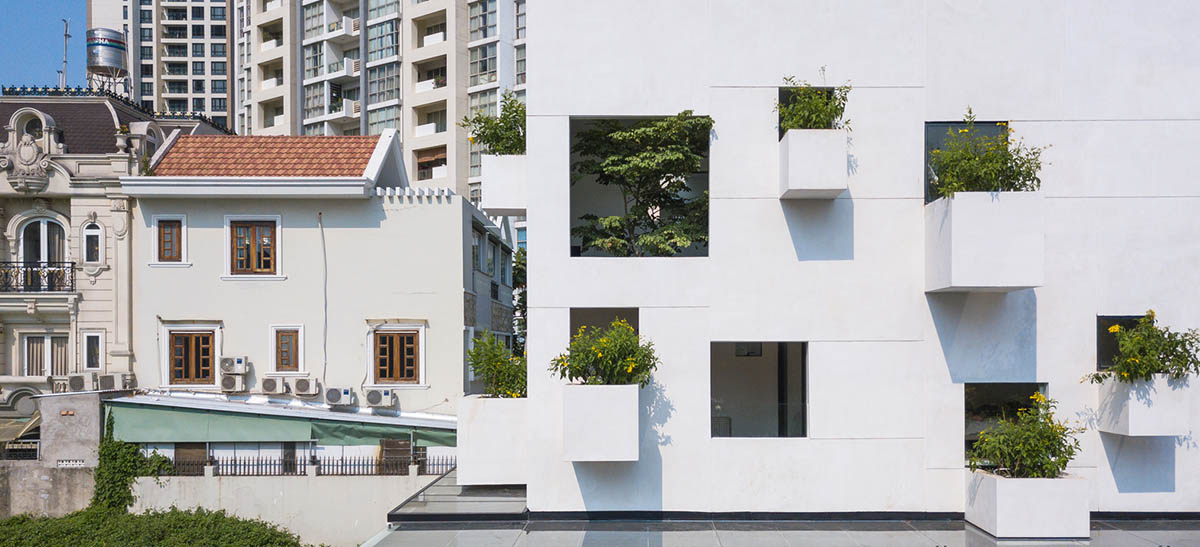 MIA Design Studio compensates the lack of green spaces of Vietnam with planted pop-up balconies
