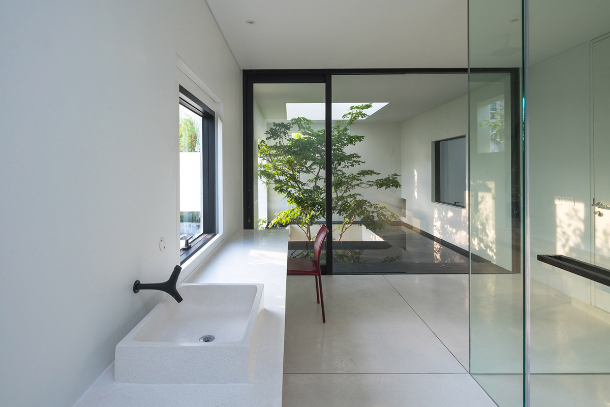 MIA Design Studio compensates the lack of green spaces of Vietnam with planted pop-up balconies