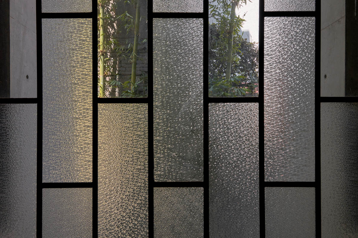 Triangular and faceted green terraces provide generous open spaces for this residence by Vertebral