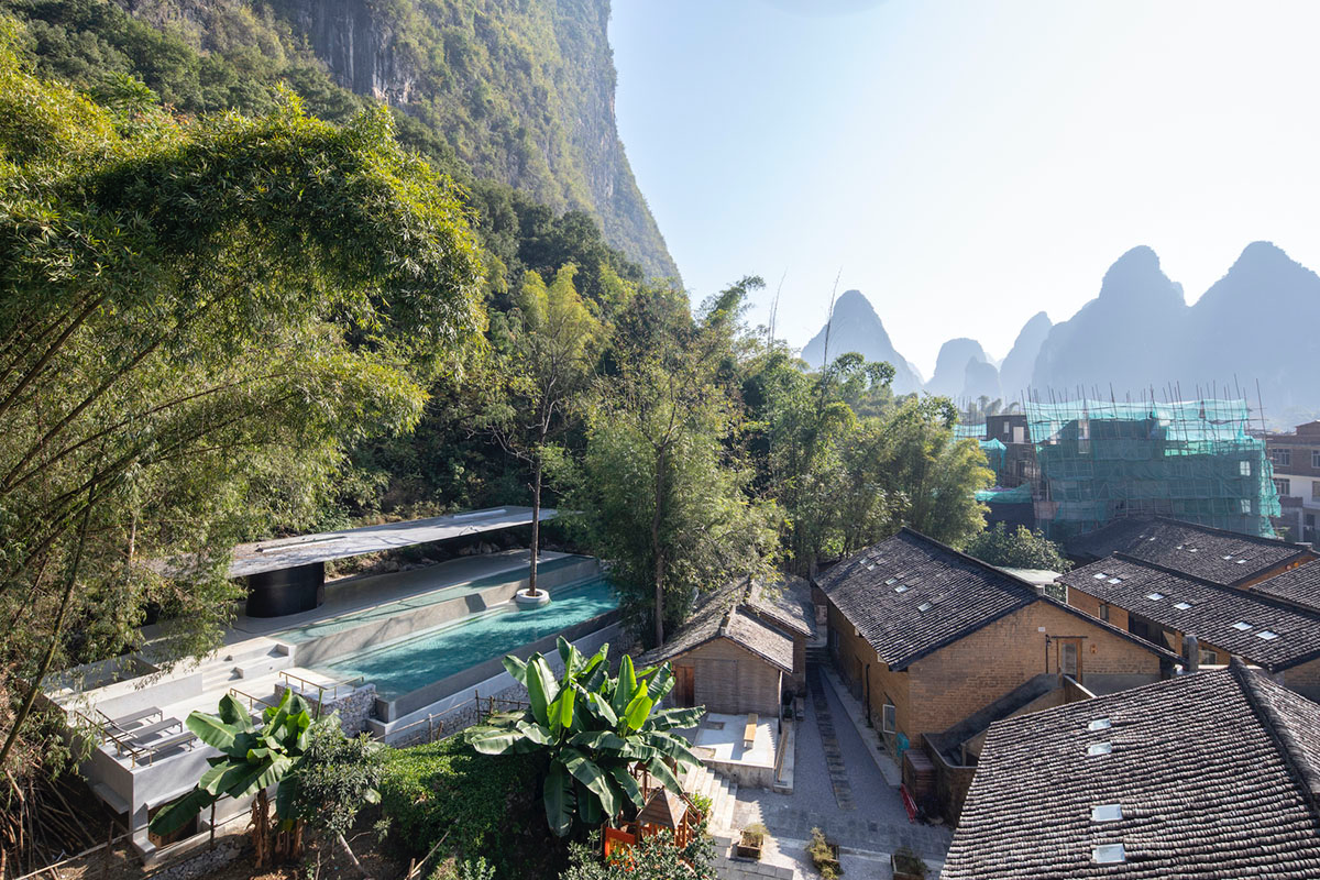 Atelier Liu Yuyang Architects built glassless yoga pavilion featuring silver roof set on a hill