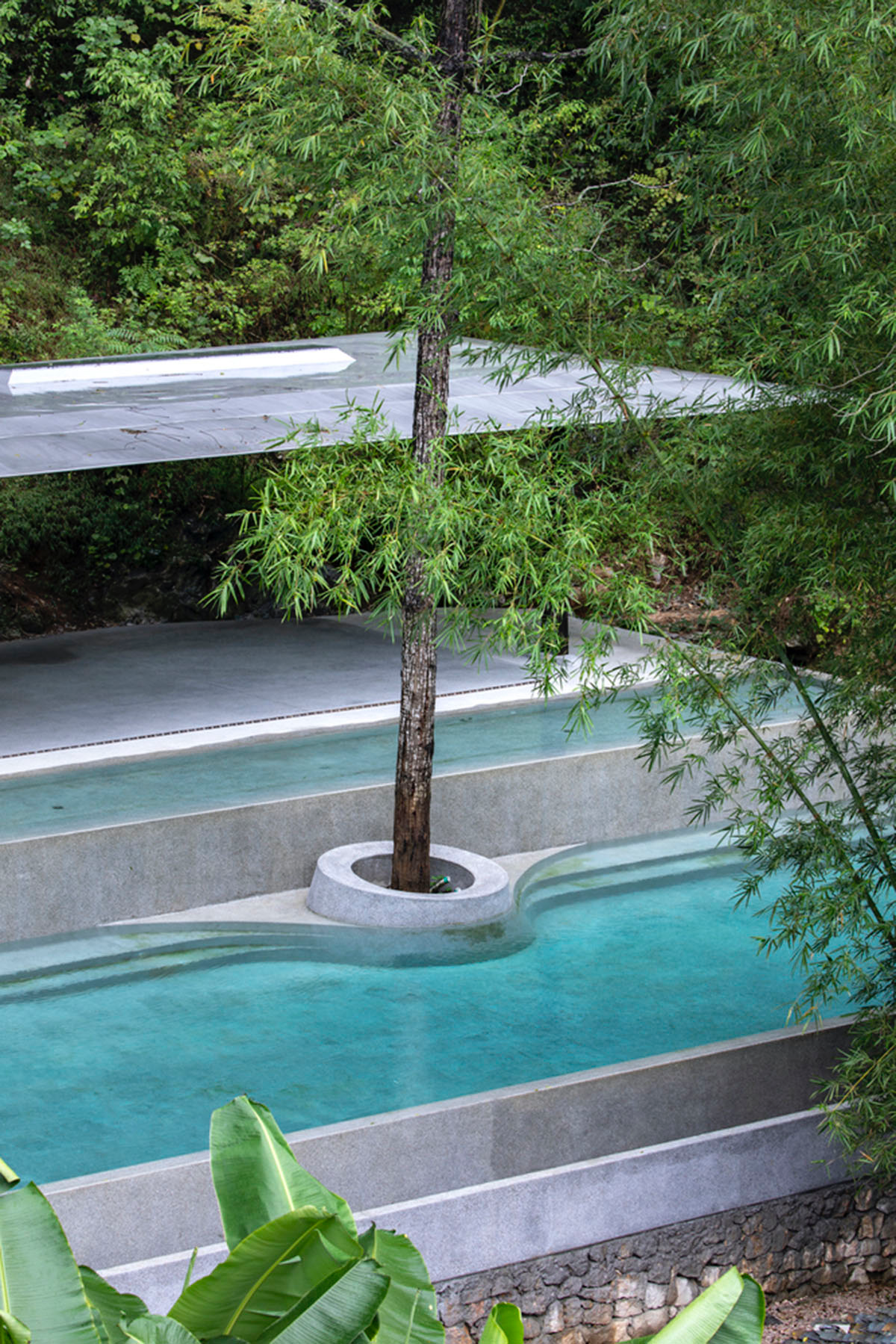 Atelier Liu Yuyang Architects built glassless yoga pavilion featuring silver roof set on a hill