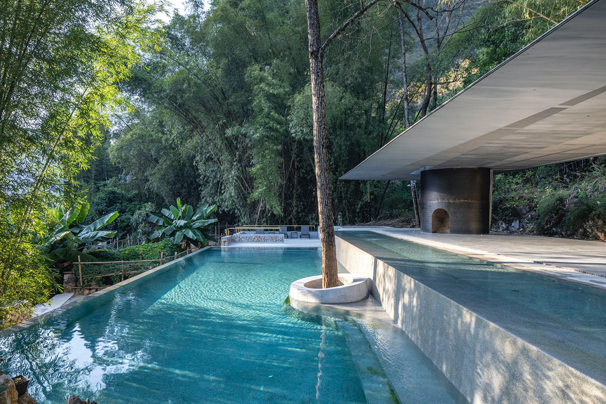 Atelier Liu Yuyang Architects built glassless yoga pavilion featuring silver roof set on a hill