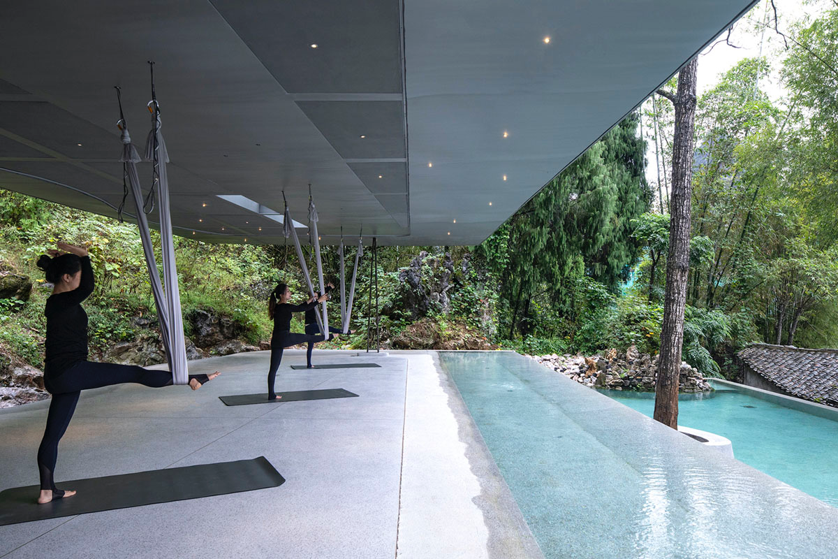 Atelier Liu Yuyang Architects built glassless yoga pavilion featuring silver roof set on a hill
