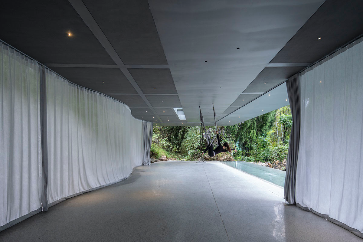 Atelier Liu Yuyang Architects built glassless yoga pavilion featuring silver roof set on a hill