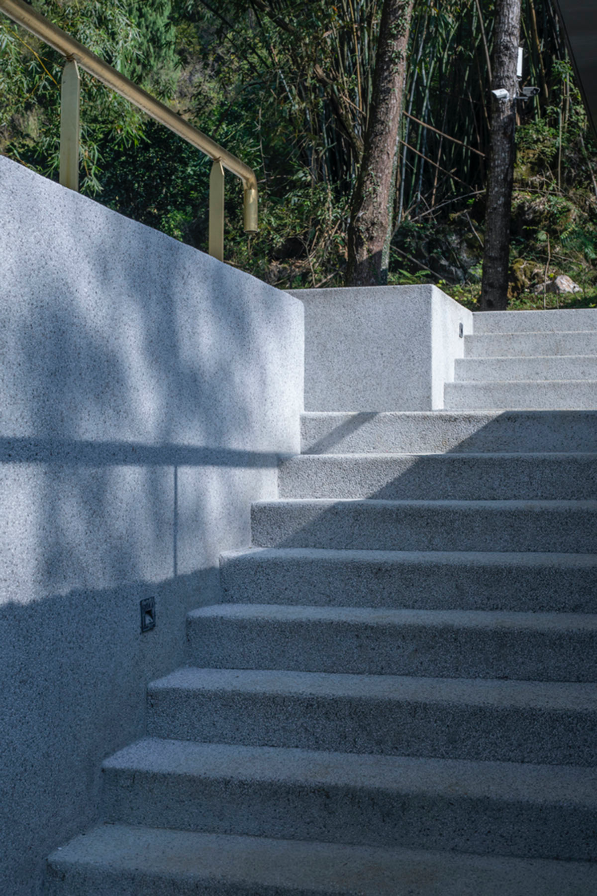 Atelier Liu Yuyang Architects built glassless yoga pavilion featuring silver roof set on a hill