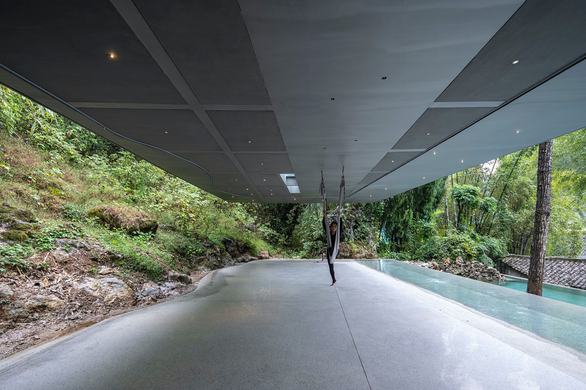 Atelier Liu Yuyang Architects built glassless yoga pavilion featuring silver roof set on a hill