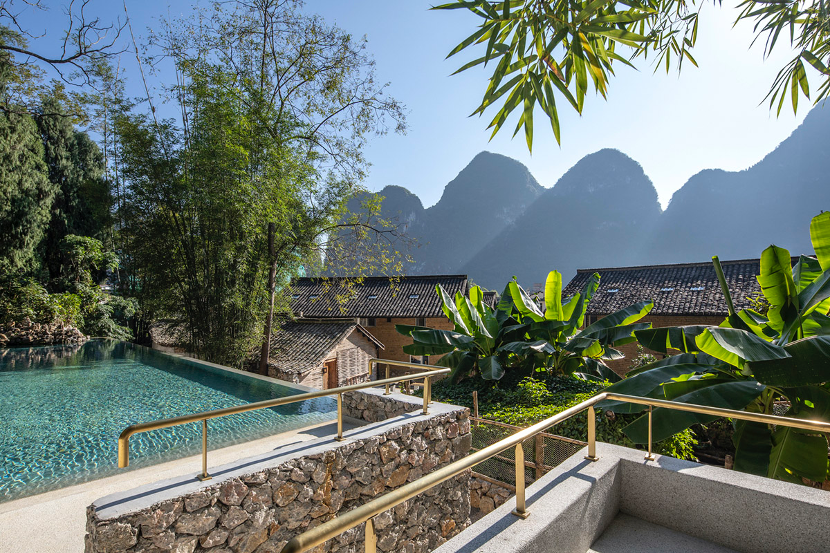 Atelier Liu Yuyang Architects built glassless yoga pavilion featuring silver roof set on a hill