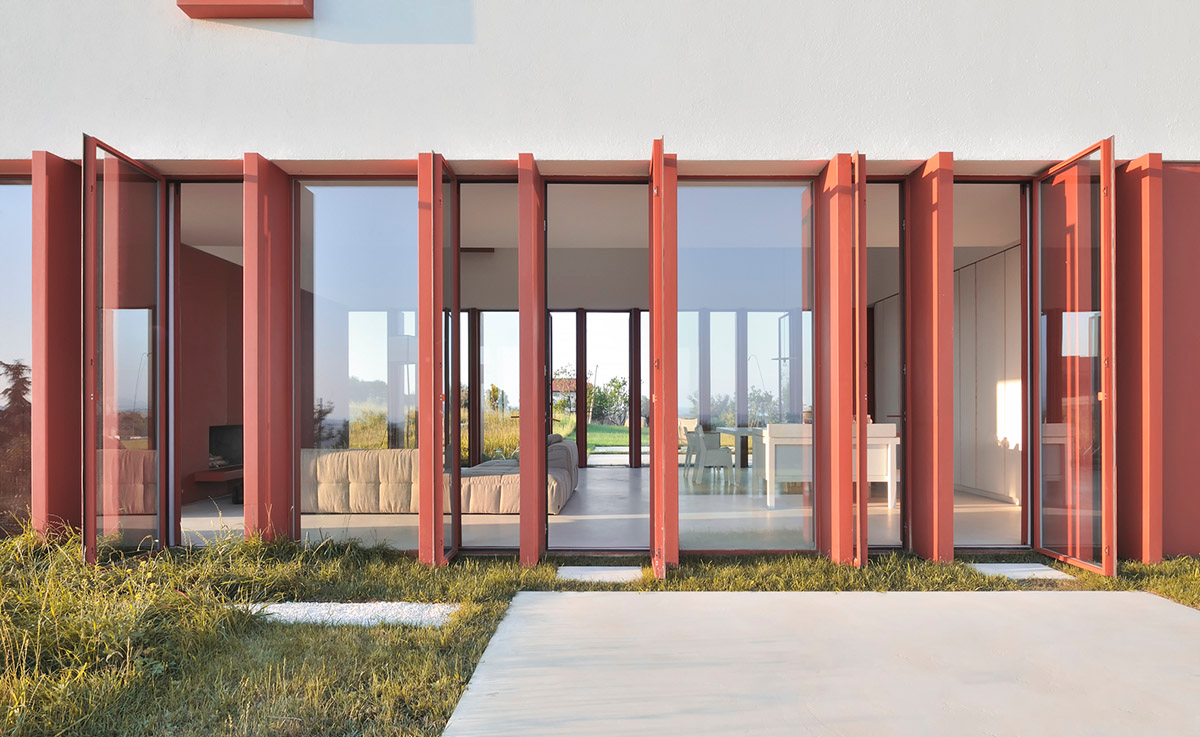 White and reddish strips are used to create cinematic appearance for Border Crossing House in Italy