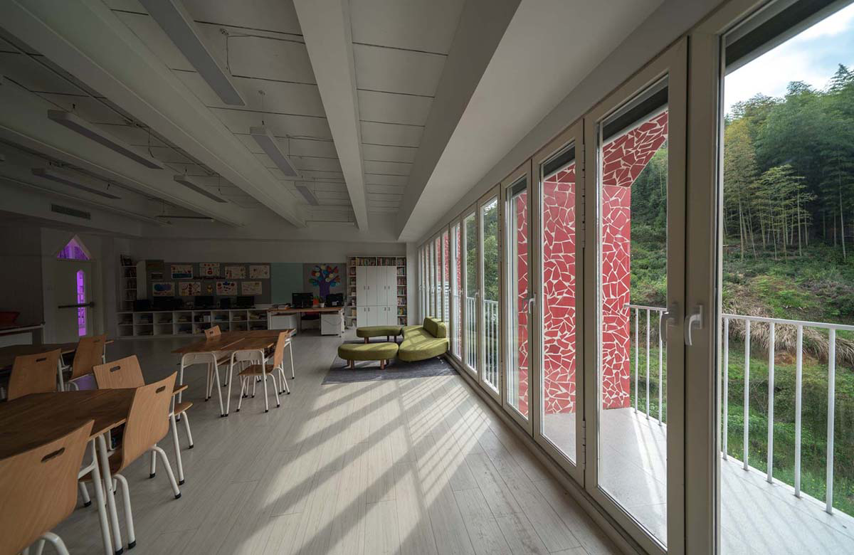 This colourful cottage-like primary school acts as a miniature mountain village in Hangzhou