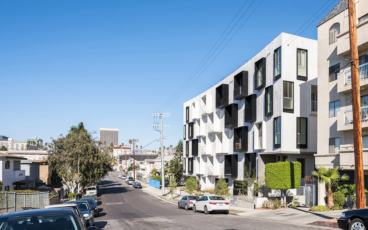 LOHA slightly pushes four sides of this apartment inward to adapt to its tight plot in Los Angeles